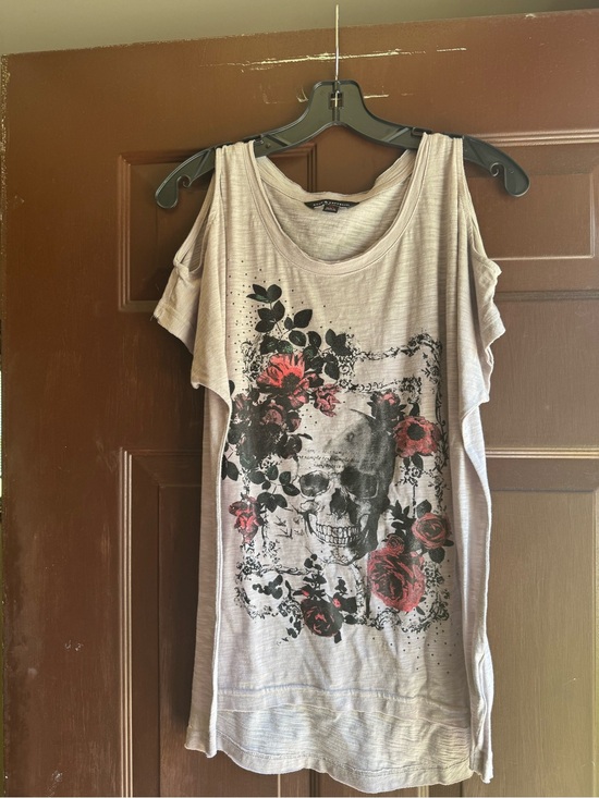 Rock & Republic Tops - Rock & Republic Skull/Floral Cold Shoulder Tee Size XS small flaws on sleeves